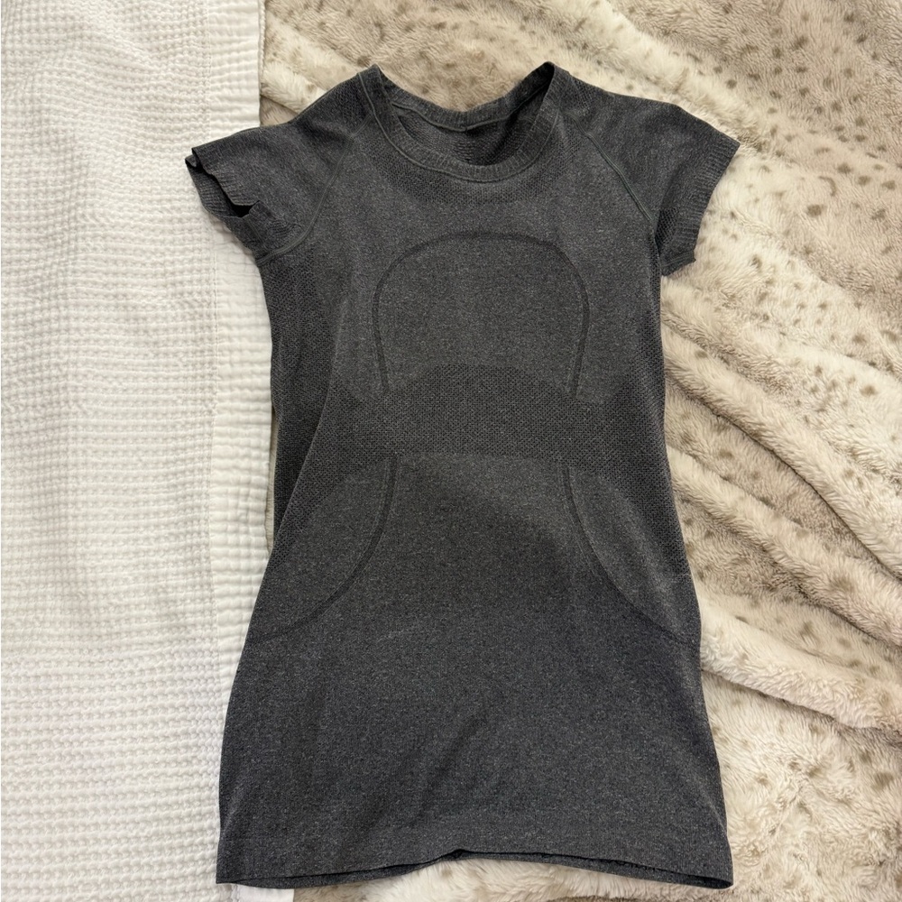 Lululemon short sleeve shirt 
Size 4